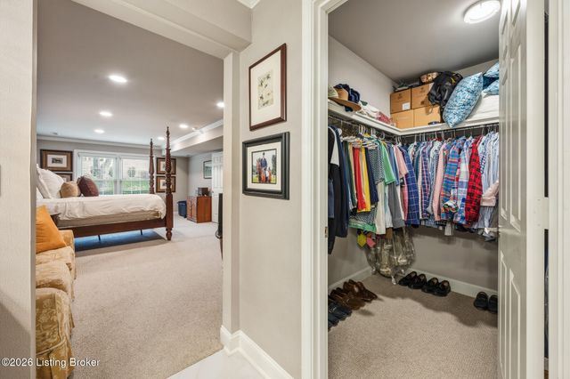 1202 Wellington Pl, Louisville, KY 40207