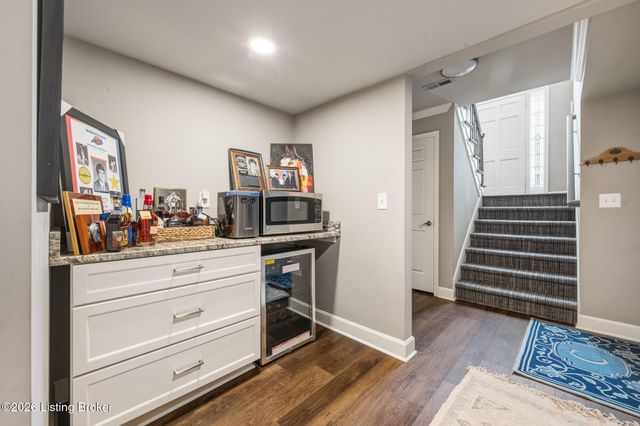 1202 Wellington Pl, Louisville, KY 40207