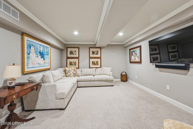 1202 Wellington Pl, Louisville, KY 40207