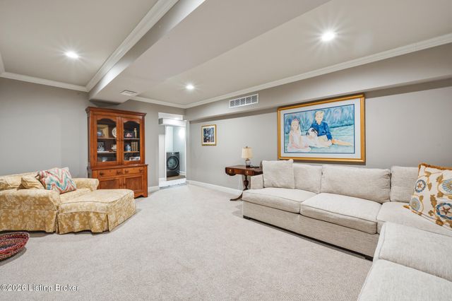 1202 Wellington Pl, Louisville, KY 40207