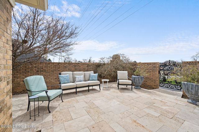 1202 Wellington Pl, Louisville, KY 40207