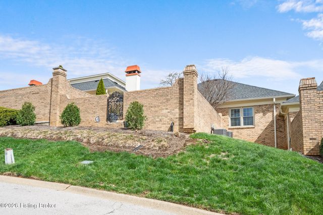 1202 Wellington Pl, Louisville, KY 40207