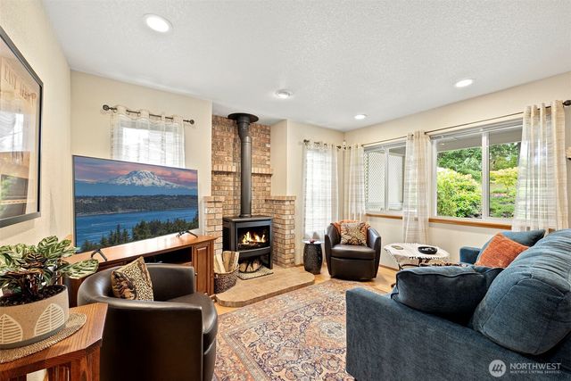 511 E Old Ranch Road, Allyn, WA 98524