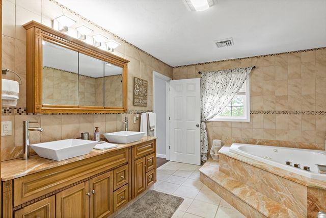 1084 Laurel St, Fall River, MA 02721