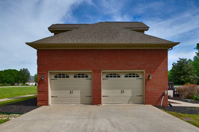 112 Chadwick Farms Dr, Fayetteville, TN 37334