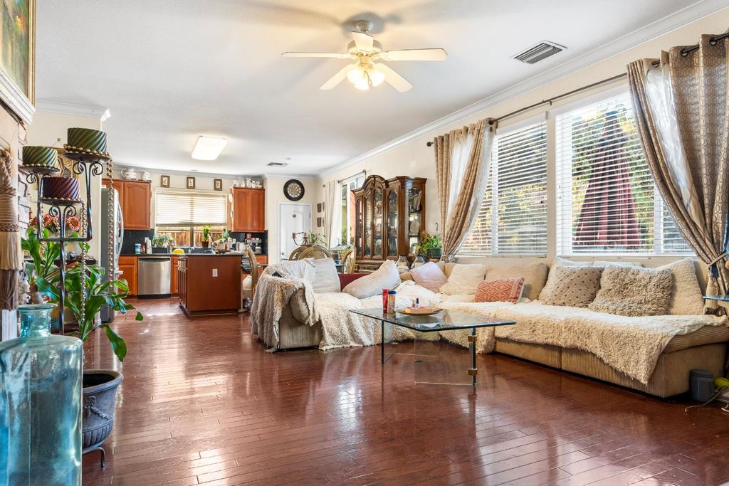 Image 16 of property listing at 512 Peach Drive, Chowchilla, CA 93610
