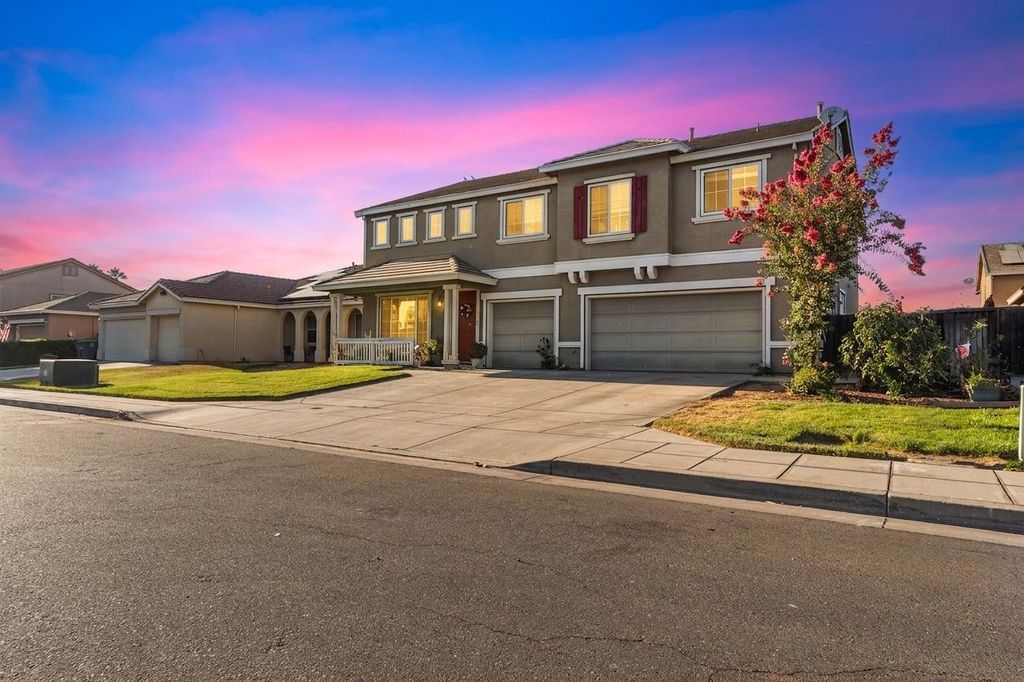Image 2 of property listing at 512 Peach Drive, Chowchilla, CA 93610