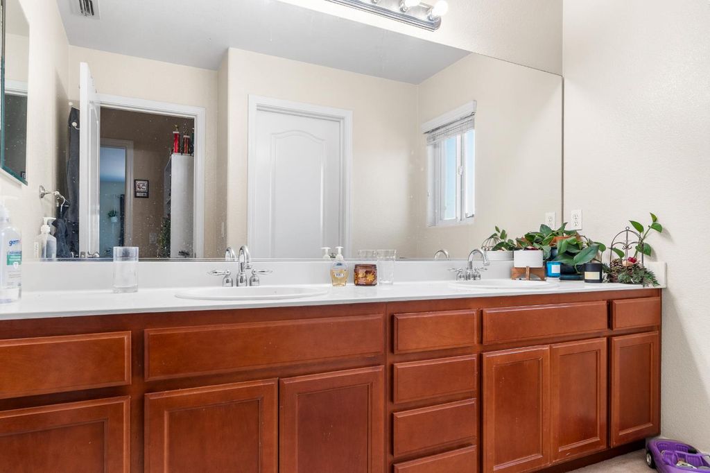 Image 27 of property listing at 512 Peach Drive, Chowchilla, CA 93610