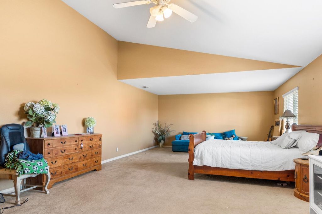 Image 28 of property listing at 512 Peach Drive, Chowchilla, CA 93610