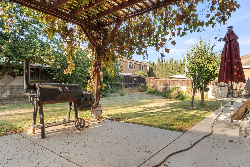 Image 34 of property listing at 512 Peach Drive, Chowchilla, CA 93610