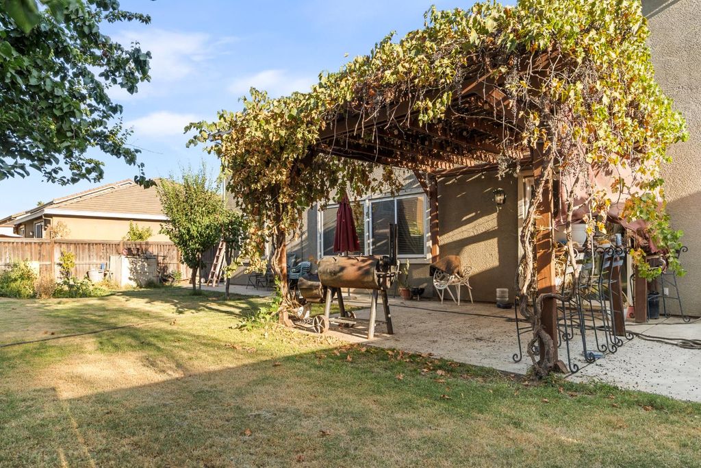 Image 35 of property listing at 512 Peach Drive, Chowchilla, CA 93610