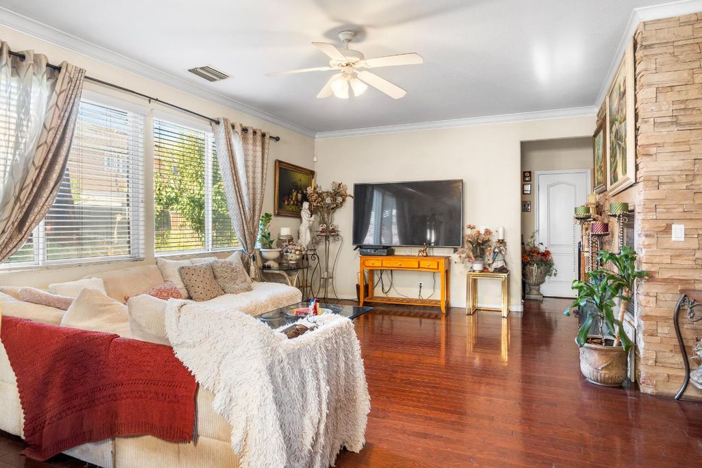 Image 7 of property listing at 512 Peach Drive, Chowchilla, CA 93610