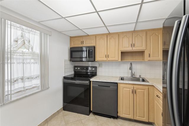 7887 Golf Cir Drive 203, Margate, FL 33063