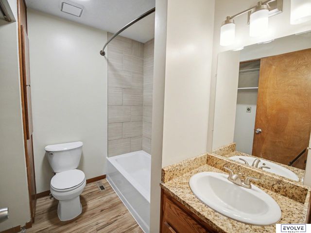 222 Parkside Lane, Lincoln, NE 68521