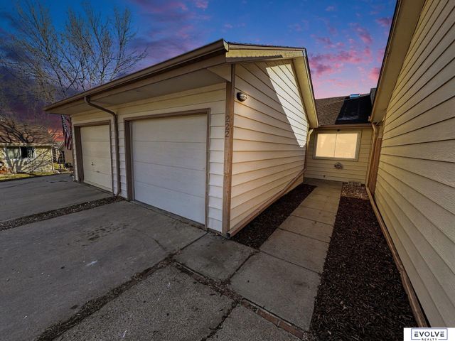 222 Parkside Lane, Lincoln, NE 68521
