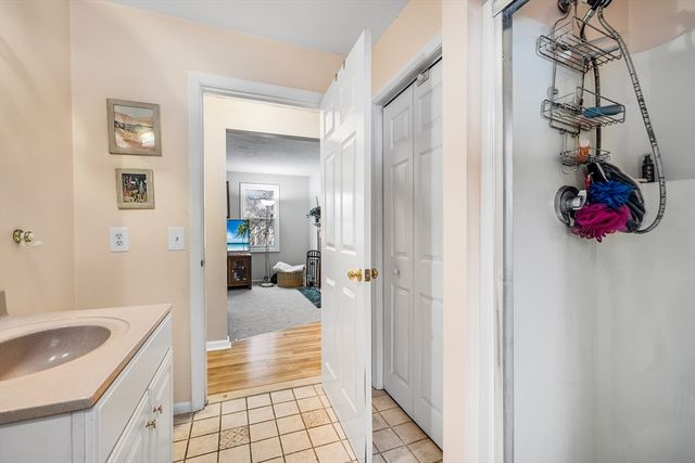 4 Hillside Dr, Sutton, MA 01590