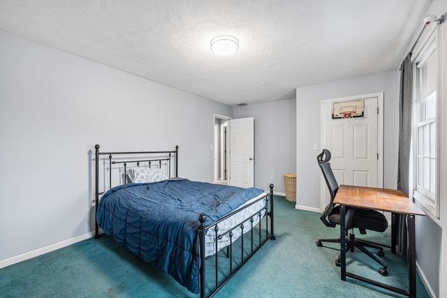 4 Hillside Dr, Sutton, MA 01590