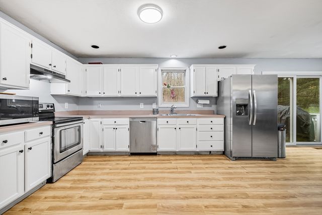 4 Hillside Dr, Sutton, MA 01590