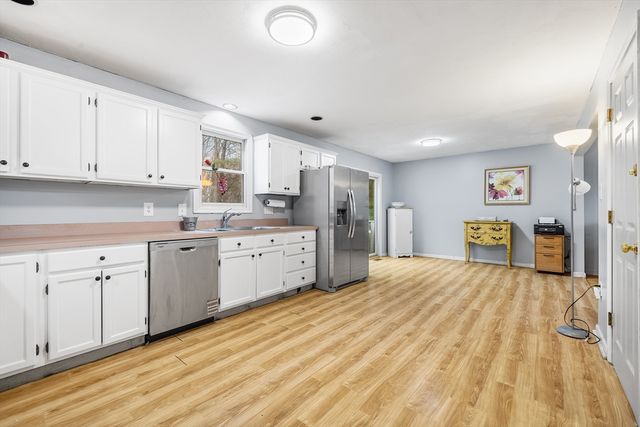 4 Hillside Dr, Sutton, MA 01590