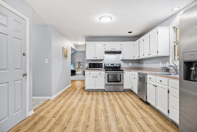 4 Hillside Dr, Sutton, MA 01590