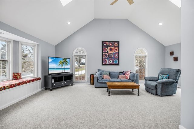 4 Hillside Dr, Sutton, MA 01590