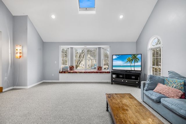 4 Hillside Dr, Sutton, MA 01590