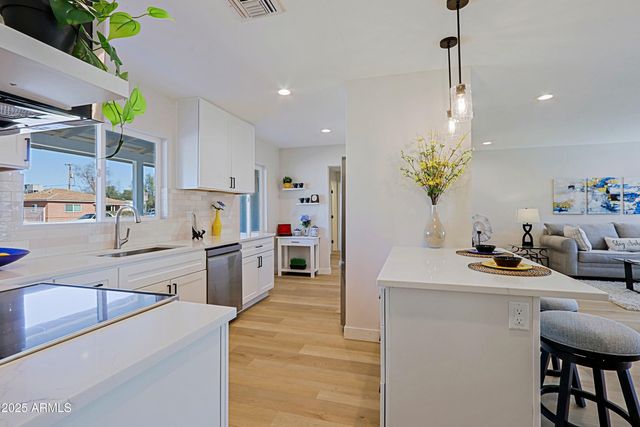 1215 E CAMBRIDGE Avenue, Phoenix, AZ 85006