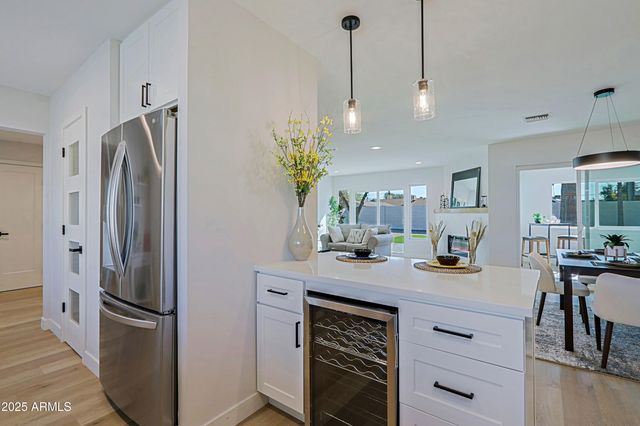 1215 E CAMBRIDGE Avenue, Phoenix, AZ 85006