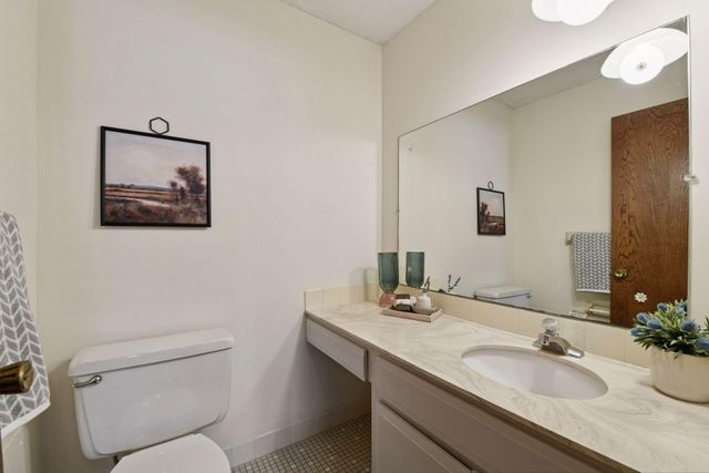 205 Barry Avenue S 303, Wayzata, MN 55391