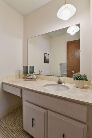 205 Barry Avenue S 303, Wayzata, MN 55391