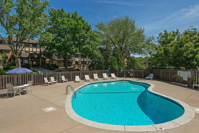 205 Barry Avenue S 303, Wayzata, MN 55391