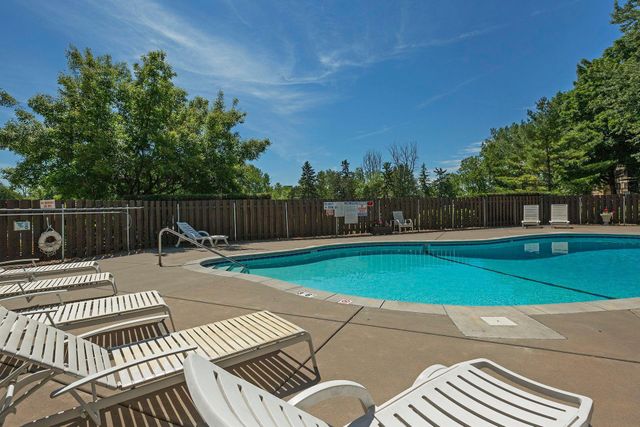 205 Barry Avenue S 303, Wayzata, MN 55391