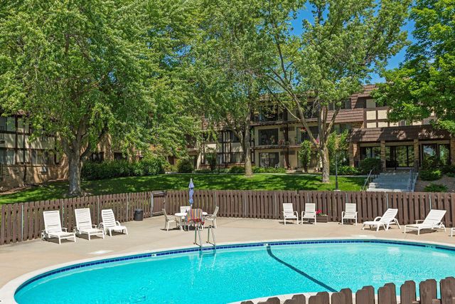 205 Barry Avenue S 303, Wayzata, MN 55391