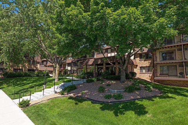 205 Barry Avenue S 303, Wayzata, MN 55391