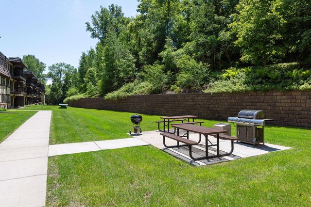 205 Barry Avenue S 303, Wayzata, MN 55391