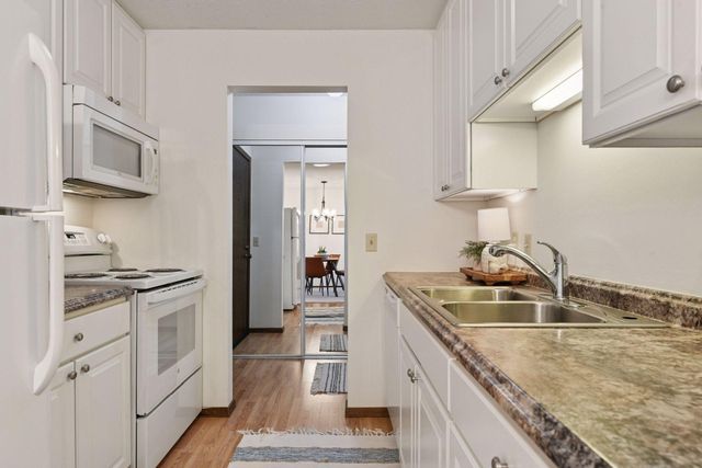 205 Barry Avenue S 303, Wayzata, MN 55391