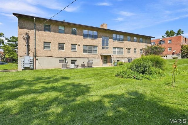 4 Delcrest Court 104, University City, MO 63124