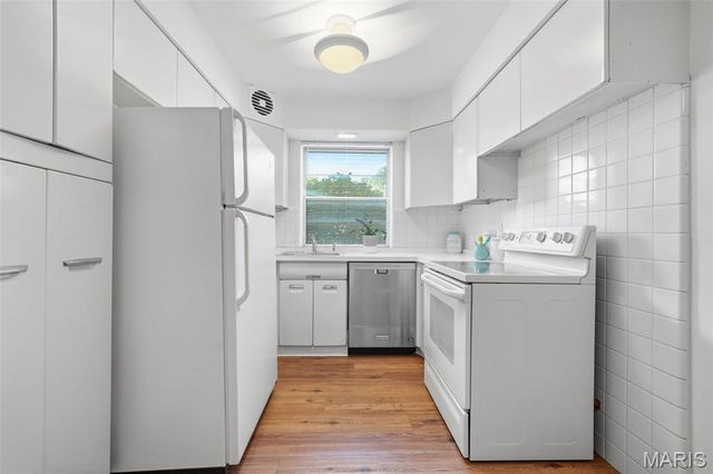 4 Delcrest Court 104, University City, MO 63124