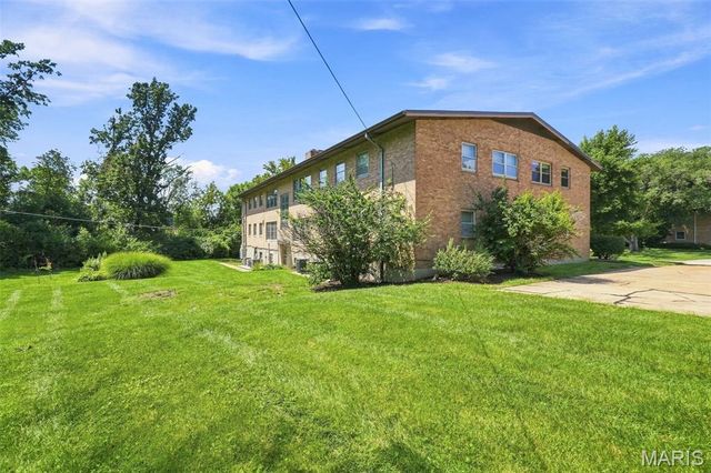 4 Delcrest Court 104, University City, MO 63124