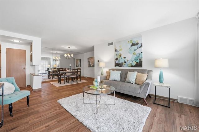 4 Delcrest Court 104, University City, MO 63124