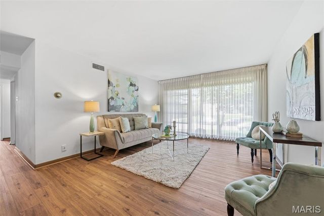 4 Delcrest Court 104, University City, MO 63124