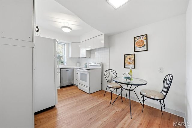 4 Delcrest Court 104, University City, MO 63124