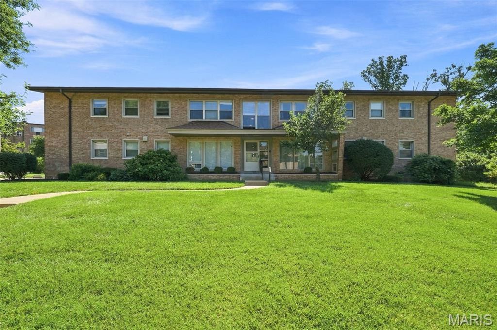 4 Delcrest Court 104, University City, MO 63124