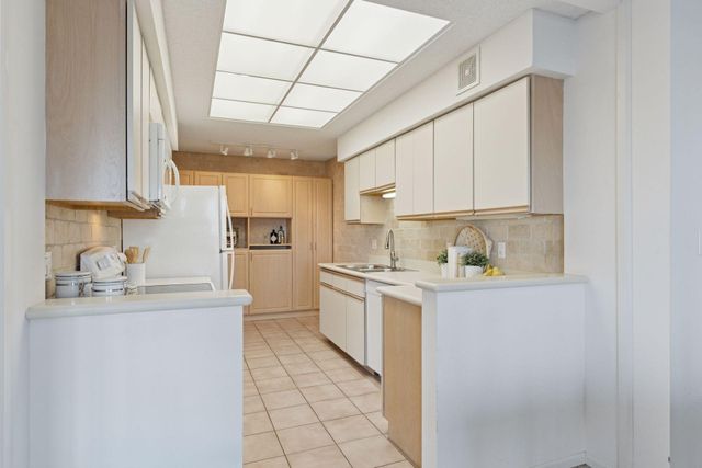 1201 Yale Place 403, Minneapolis, MN 55403