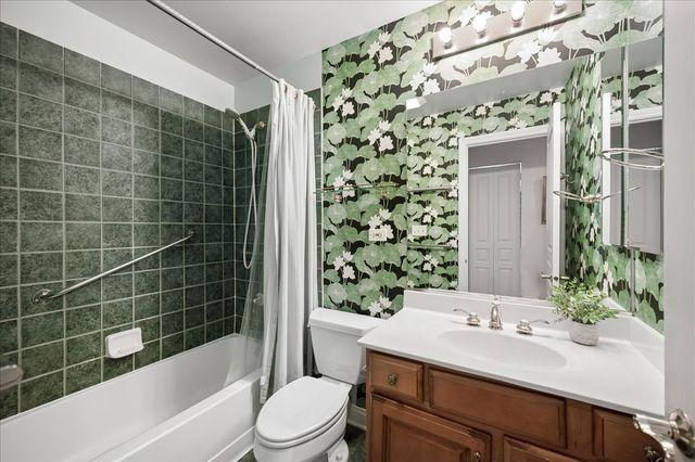 2325 Sundrop Drive, Glenview, IL 60026