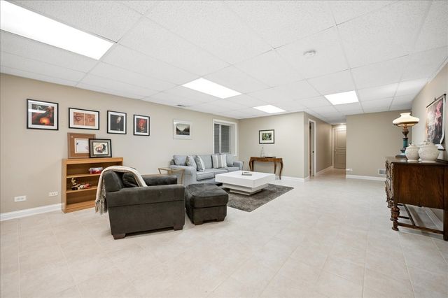 2325 Sundrop Drive, Glenview, IL 60026