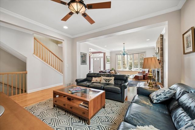 2325 Sundrop Drive, Glenview, IL 60026