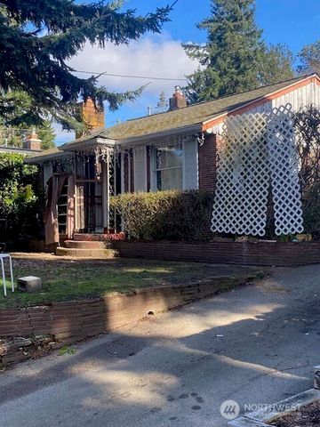 14022 Roslyn Place N, Seattle, WA 98133