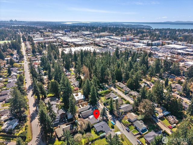 14022 Roslyn Place N, Seattle, WA 98133