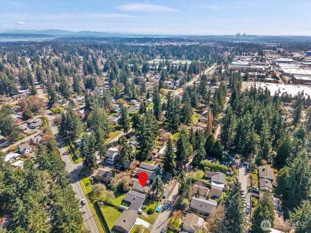 14022 Roslyn Place N, Seattle, WA 98133